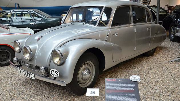 Vůz Tatra 87, se kterým cestovatelé Hanzelka a Zikmund podnikli cestu do Afriky a Jižní Ameriky. Dnes je exponátem Národního technického muzea v Praze.