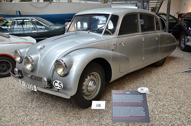 Vůz Tatra 87, se kterým cestovatelé Hanzelka a Zikmund podnikli cestu do Afriky a Jižní Ameriky. Dnes je exponátem Národního technického muzea v Praze.