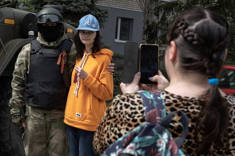 Pohoda a ukrajinští civilisté, kteří se fotí s ruskými vojáky. Tak alespoň situaci v okupovaném městě v červnu prezentovala ruská strana. Svědci ale hovoří o mučení.