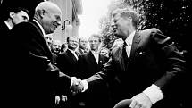 Nikita Chruščov (vlevo) a John F. Kennedy.