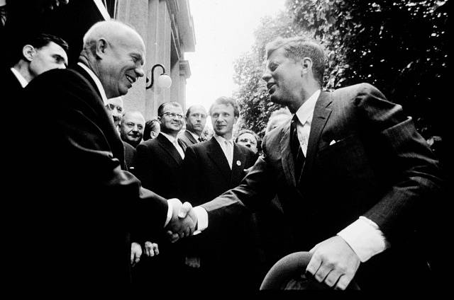 Nikita Chruščov (vlevo) a John F. Kennedy.