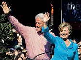 Hillary Clintonová s manželem Billem na předvolebním shromáždění.