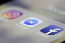 Ikonky mobilních aplikací (zprava) Facebook, Messenger a Instagram - ilustrační foto