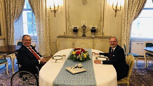 Prezident Miloš Zeman (vlevo) přijal na pravidelné schůzce v Lánech premiéra Petra Fialu, 23. srpna 2022.
