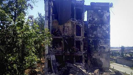 Zničená obytná budova v ukrajinském Lysyčansku v Luhanské oblasti, 3. července 2022.