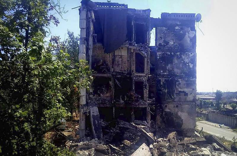 Zničená obytná budova v ukrajinském Lysyčansku v Luhanské oblasti, 3. července 2022.
