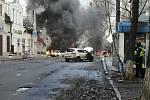 Hořící automobily na ulici v ukrajinském Chersonu po ruském raketovém útoku, 24. prosince 2022