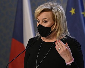 Dosluhující ministryně financí Alena Schillerová vystoupila 13. prosince 2021 v Praze na tiskové konferenci po schůzi vlády v demisi.