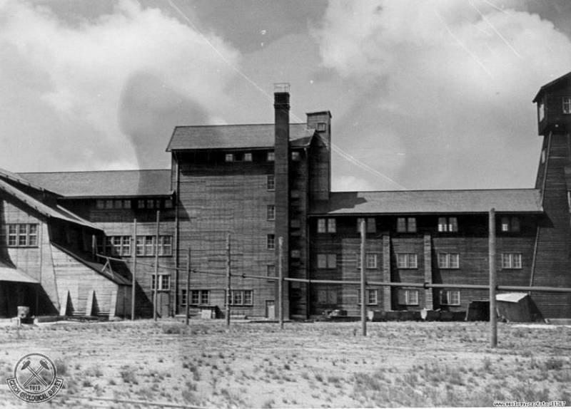 Fotografie důlního závodu Rolava z roku 1946. Část budov úpravny