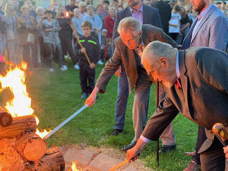 Zapalování vatry na Masarykovu počest