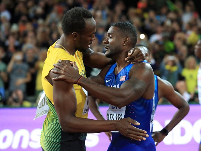 Nový král. Mistrem světa na stovce je Justin Gatlin (vpravo), Usain Bolt si doběhl pro bronz.