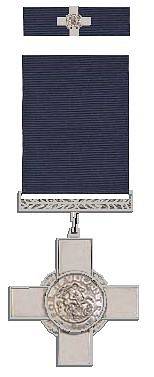 Vyznamenání Jiřího kříž, které za statečnost získala špionka Odette Sansomová.