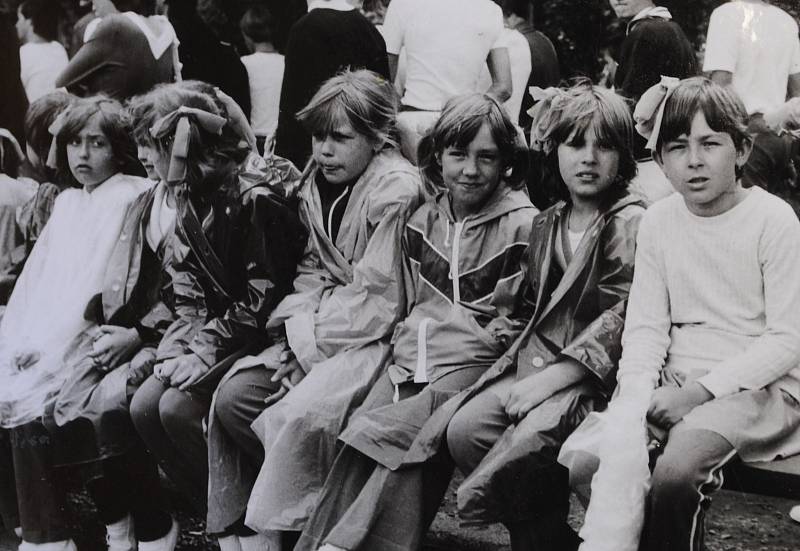 Děti z baby-boomu 70. let na okresní spartakiádě v roce 1985 v Českém Krumlově.