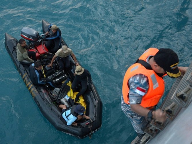 Potápěči našli takzvané černé skříňky letadla společnosti Air Asia, které se zřítilo před dvěma týdny v Jávském moři se 162 lidmi na palubě.