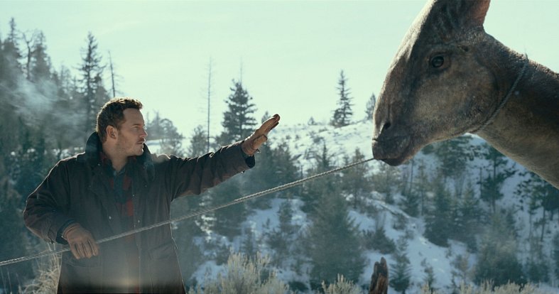 Grady (Chris Pratt) umí komunikovat s raptory jako s koníky