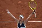 Barbora Krejčíková slaví postup do finále Roland Garros.