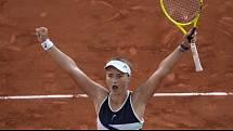 Takto Barbora Krejčíková slavila postup do finále Roland Garros.