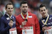 Jan Kudlička (uprostřed) s bronzovou medailí, vlevo zlatý Renauld Lavillenie a vpravo jeho francouzský krajan Kevin Menaldo, který se s Kudličkou dělil o bronz.