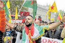 Válka v ulicích Evropy. Jedna z bouřlivých prokurdských demonstrací, které vlivná a početná kurdská diaspora organizuje v těchto dnech po celé Evropě.