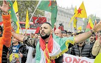 Válka v ulicích Evropy. Jedna z bouřlivých prokurdských demonstrací, které vlivná a početná kurdská diaspora organizuje v těchto dnech po celé Evropě.