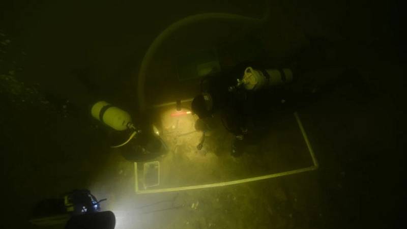 Potápěči odkrývají nález vypovídající o středověkém žití a bojování v okolí litevského jezera
