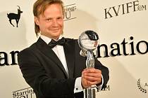 Cenu za nejlepší mužský herecký výkon obdržel Kryštof Hádek za roli ve filmu Kobry a užovky režiséra Jana Prušinovského.