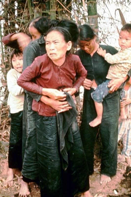 Oběti masakru v My Lai. Ženy na snímku podle svědectví američtí vojáci postříleli jen několik sekund poté, co vznikla tato fotka. Je pravděpodobné, že některé předtím vojáci znásilnili.