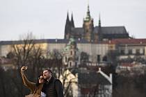 Pár si pořizuje selfie v centru Prahy, 1. ledna 2023