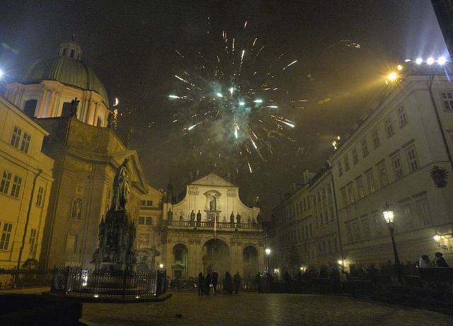 Průběh silvestrovských oslav 31. prosince v centru Prahy. 