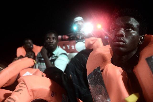 Humanitární loď Aquarius s 629 uprchlíky na palubě přijme Španělsko.
