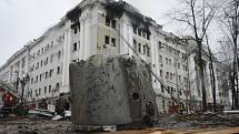 Okolí budovy ukrajinské bezpečnostní služby v Charkově po ruském raketovém útoku.
