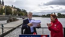 Kandidát na prezidenta Petr Pavel při tiskové konferenci 27. září v Praze představil, že jeho tým nasbíral 55 tisíc podpisů.