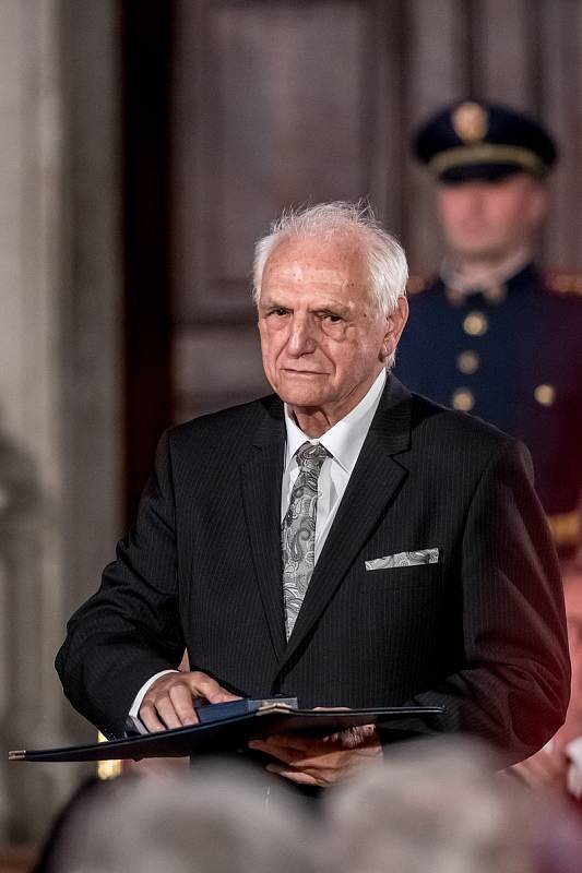 Prezident Miloš Zeman na státní svátek 28. října předával státní vyznamenání ve Vladislavském sále Pražského hradu. Štýs