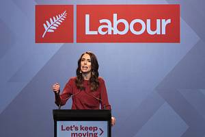 Novozélandská premiérka Jacinda Ardernová hovoří poté, co s přehledem vyhrála parlamentní volby.