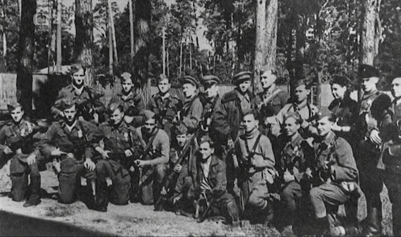 Od roku 1944 začaly na Valašsku stále silněji operovat partyzánské skupiny