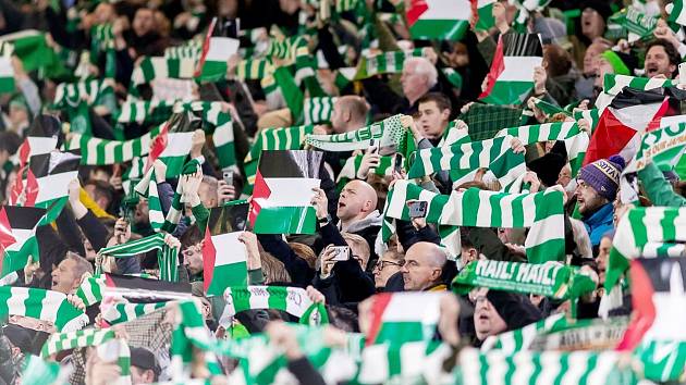 Palestinské vlajky v rukou fanoušků Celtiku při utkání s Ligy mistrů.