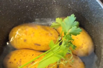 Nejprve si uvařte celé brambory do měkka i s bylinkami