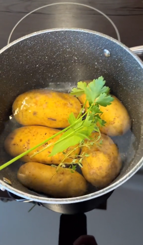 Nejprve si uvařte celé brambory do měkka i s bylinkami