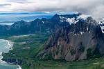 Letecký pohled na sopky a aleutské pohoří na jihozápadní Aljašce.