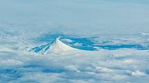  Mount Shishaldin je stratovulkán na ostrově Unimak na jihozápadě Aljašky. Je nejvyšším vrcholem Aleutských ostrovů.