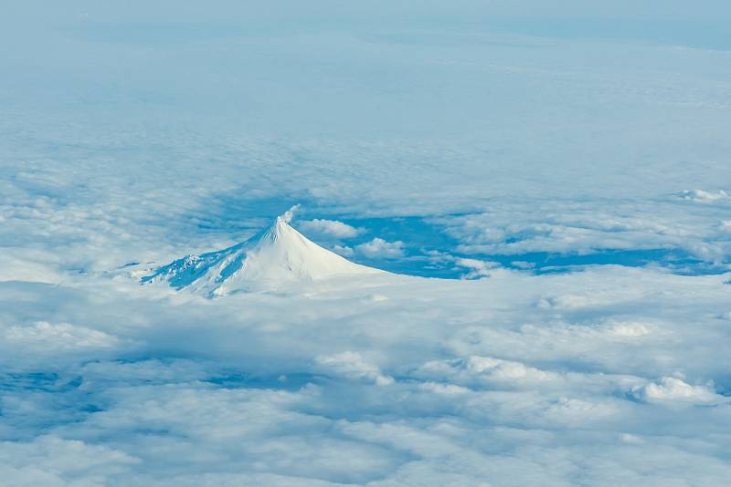  Mount Shishaldin je stratovulkán na ostrově Unimak na jihozápadě Aljašky. Je nejvyšším vrcholem Aleutských ostrovů.