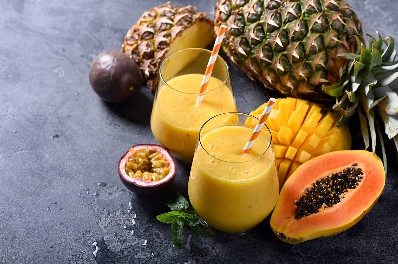 Trávení podpoříte čerstvou ananasovou šťávou, která obsahuje enzym bromelin, či papájovou šťávou s enzymem papain.