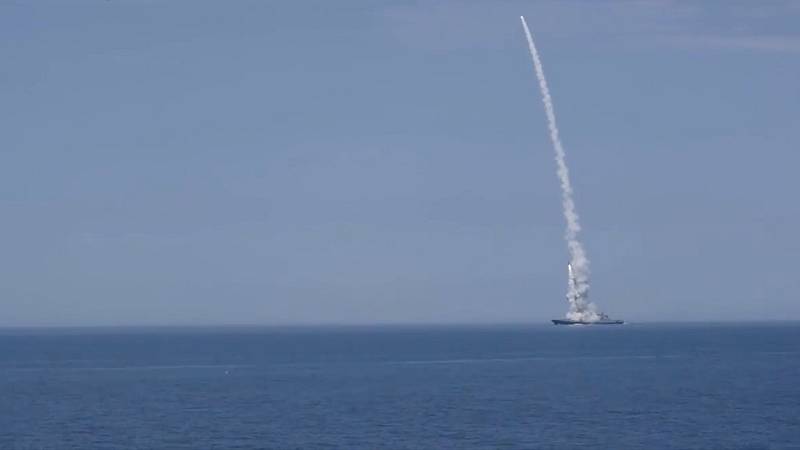 Ruské ministerstvo obrany zveřejnilo záběr lodi, která 10. října 2022 odpaluje rakety na Ukrajinské území