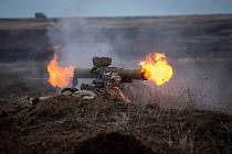 Ukrajinští vojáci čelí ruské ofenzívě.
