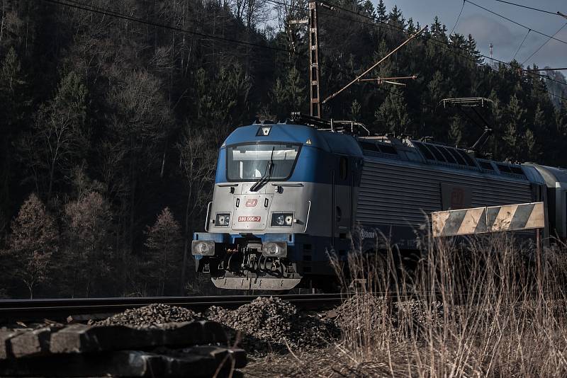 Železniční koridor u Ústí nad Orlicí. Lokomotiva Škoda Š 109E.