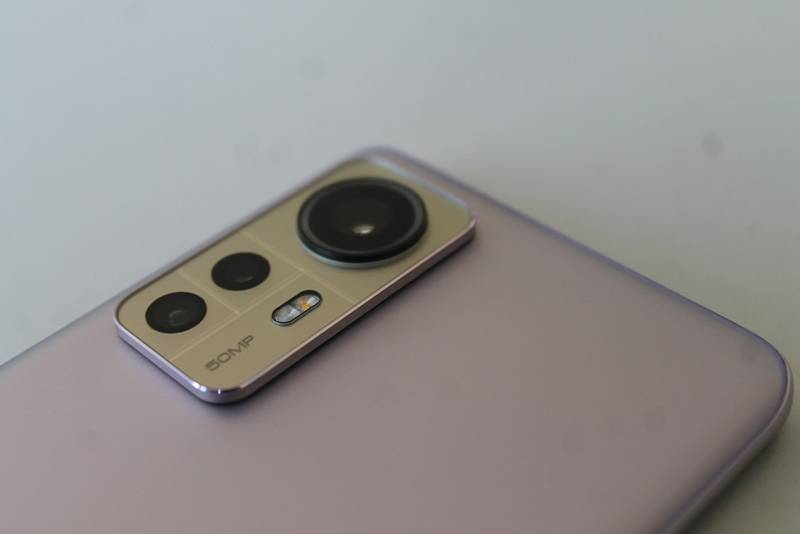 Xiaomi 12 se svým skvělým displejem, nadstandartním fotoaparátem, výkonným hardwarem a nadprůměrným audiosystémem schopně konkuruje v nejvyšší cenové kategorii například novým Samsungům.