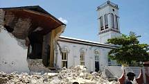 Kostel poškozený zemětřesením