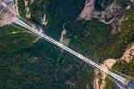 Zhangjiajie Grand Canyon Glass Bridge v Číně  je skleněný a dlouhý 300 metrů.