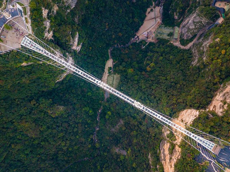 Zhangjiajie Grand Canyon Glass Bridge v Číně  je skleněný a dlouhý 300 metrů.