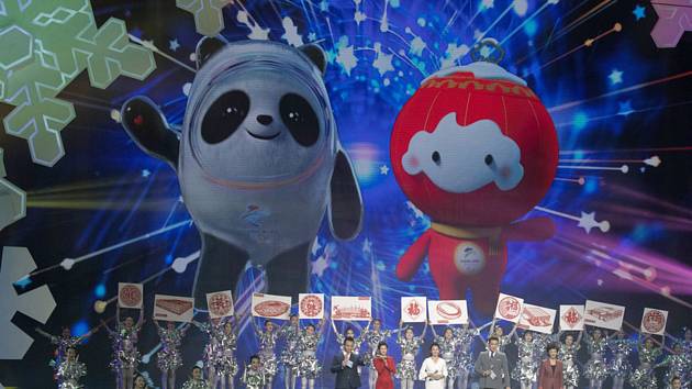 Maskotem zimní olympiády v Pekingu je panda v ledovém obleku (vlevo) a lampionové dítě zase maskotem paralympiády.